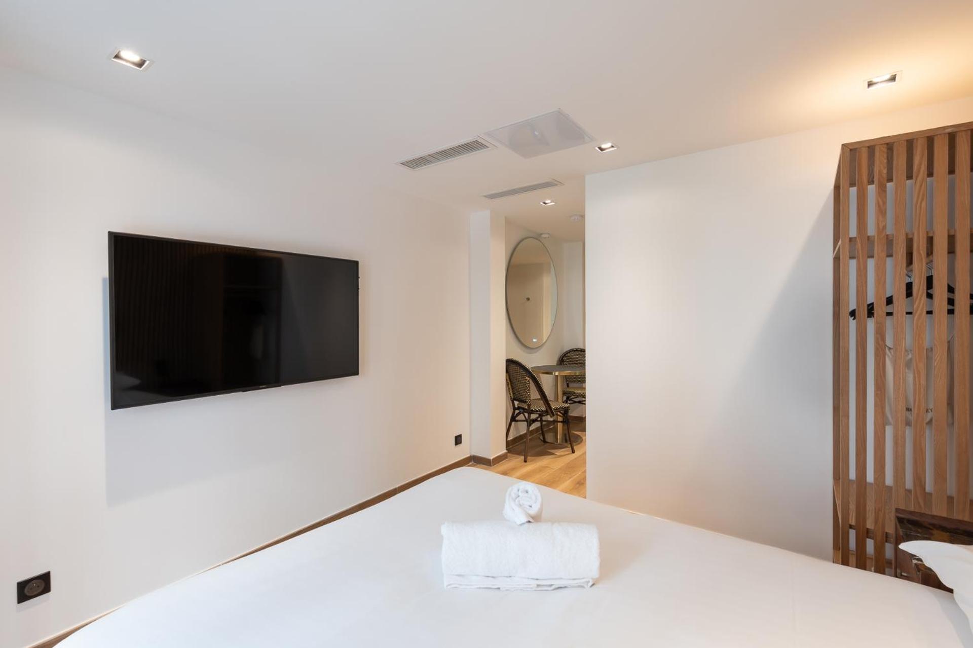 Les Suites Hcr Париж Экстерьер фото