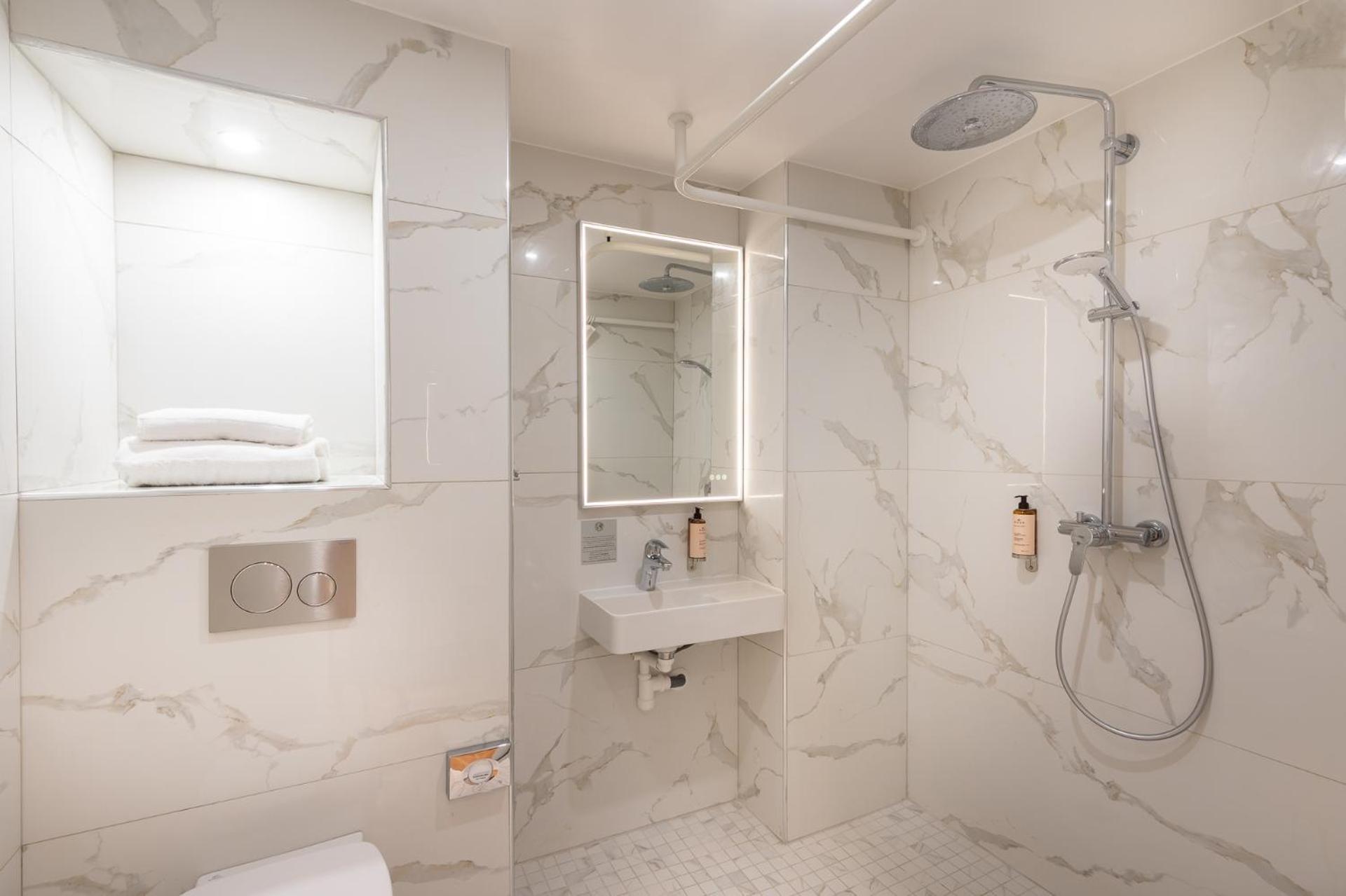 Les Suites Hcr Париж Экстерьер фото